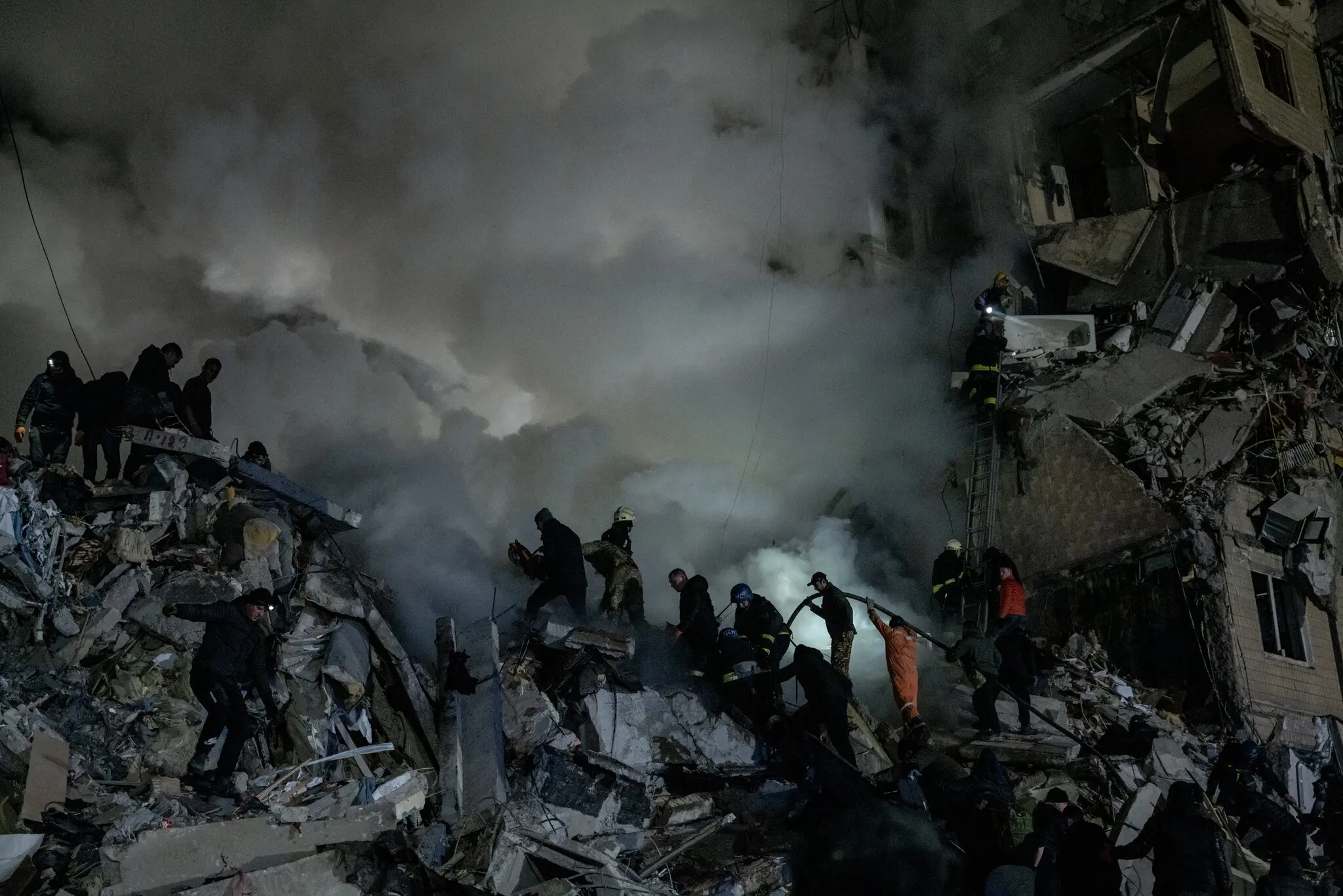 Рятувальники шукають тих, хто вижив після ракетного удару по житловому будинку в Дніпрі